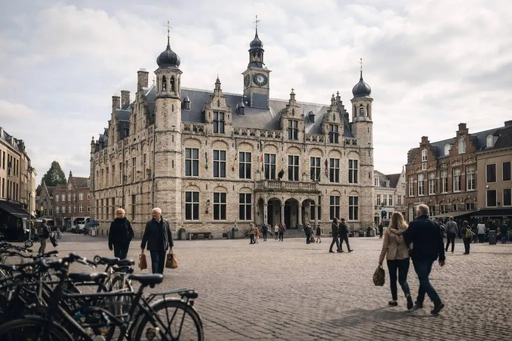 Nederlands stadhuis op een historisch plein